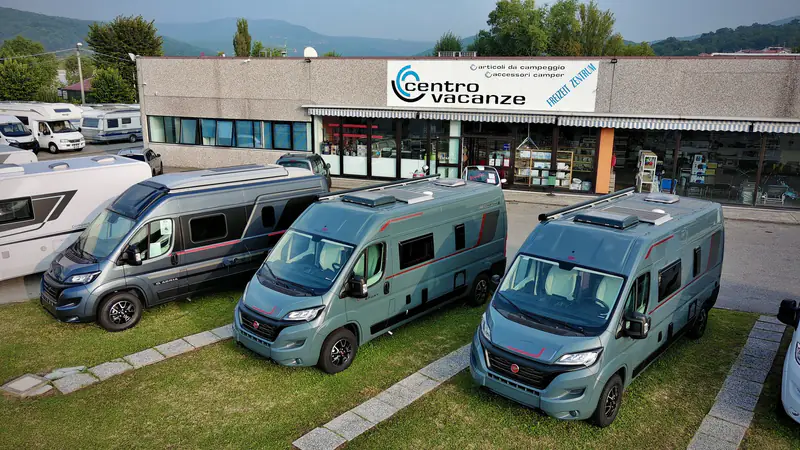 Camper in esposizione davanti alla sede di Centro Vacanze a Muggia