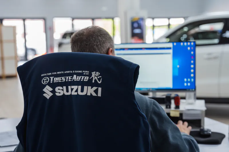 Dipendente di Trieste Auto con gilet aziendale Suzuki al lavoro nella concessionaria di Muggia (Trieste)