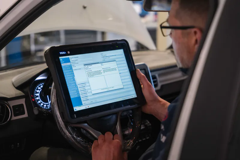 Tecnico Trieste Auto esegue la diagnosi elettronica con strumento TEXA a bordo di una Suzuki, officina autorizzata a Muggia (Trieste)