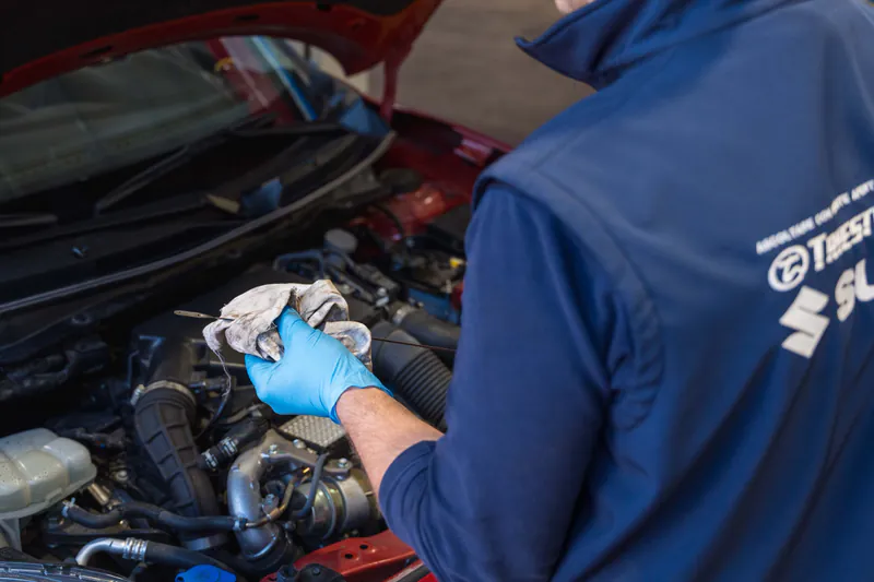 Meccanico Trieste Auto controlla il livello dell'olio motore di un'auto nell'officina Suzuki di Muggia (Trieste)