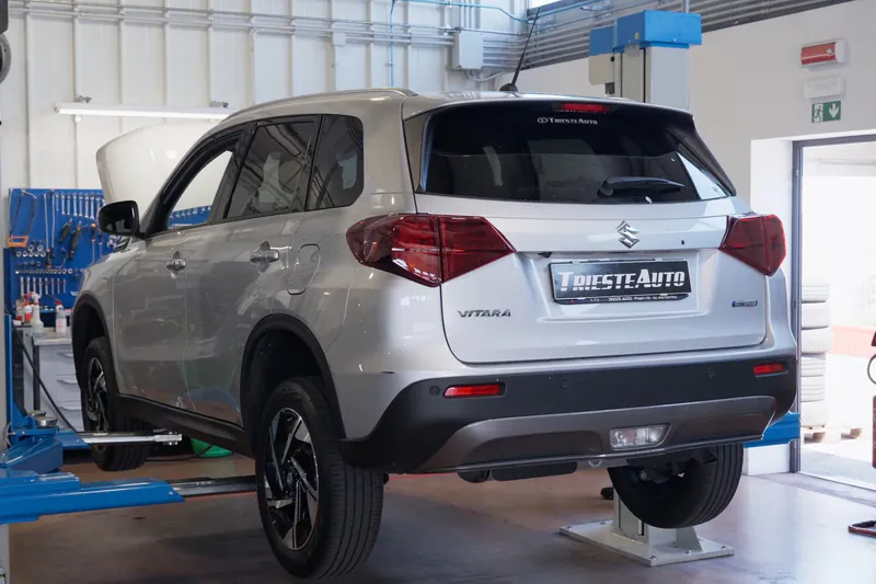 Suzuki Vitara sul ponte sollevatore nell'officina Trieste Auto di Muggia