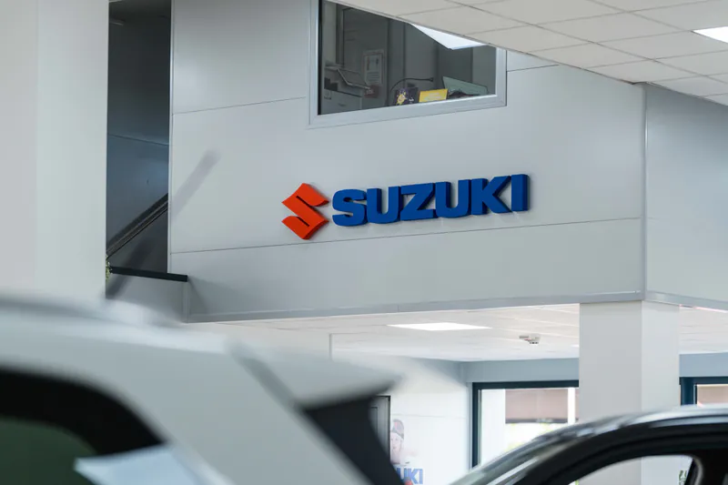 Insegna Suzuki all'interno dello showroom di Trieste Auto, concessionaria ufficiale Suzuki a Muggia (Trieste)